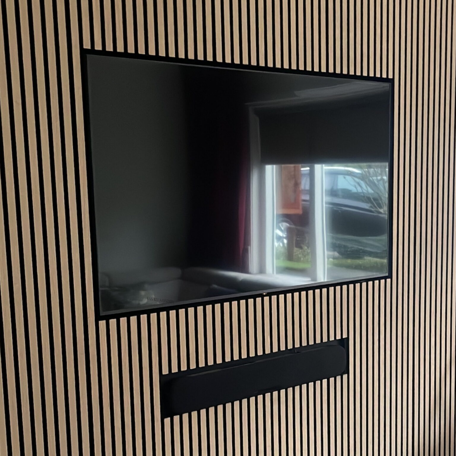 TV-Installatie met Houten Akoestische Panelen